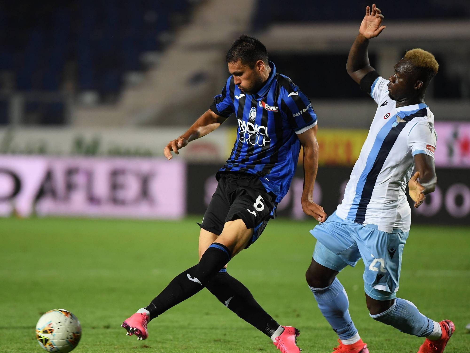 举足轻重的 举足轻重的