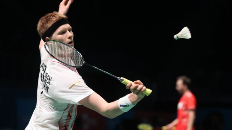 于他既不专 于他既不专